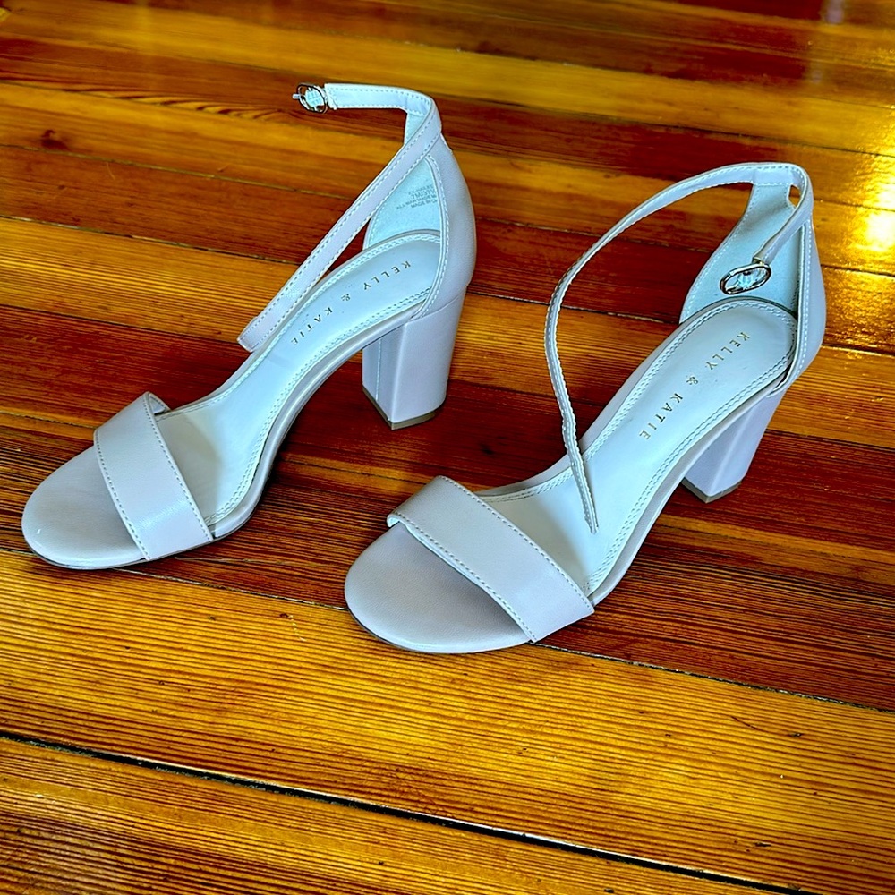 Kelly & Katie Hailee Sandal - Size 7 - Taupe/Stone